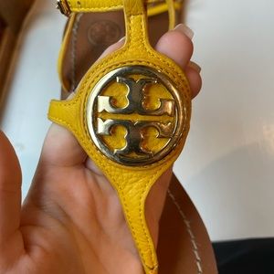 YELLOW LOGO SANDALS // TORY BURCH